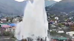 Гигантский фонтан из прорвавшейся трубы забил в центре Новороссийска