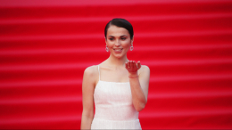 «Стоит целое состояние»: Сати Казанова перед концертом залила платье грудным молоком