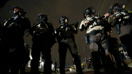 Как снег на голову: преступник пробил пол и свалился на группу захвата