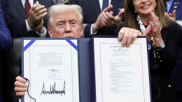 Шатдаун, гудбай! Трамп подписал законопроект о финансировании правительства США