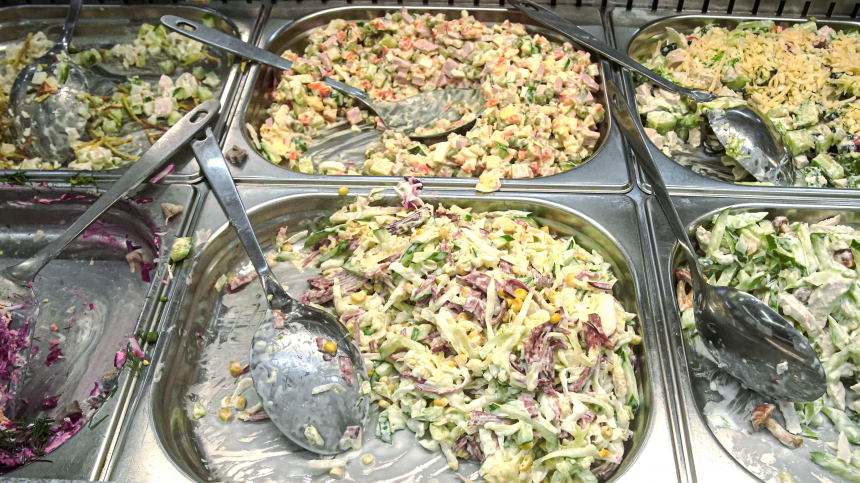 Как не отравится готовой едой из магазина