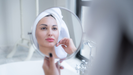 Спасаем кожу в холода: как ухаживать за лицом осенью и зимой