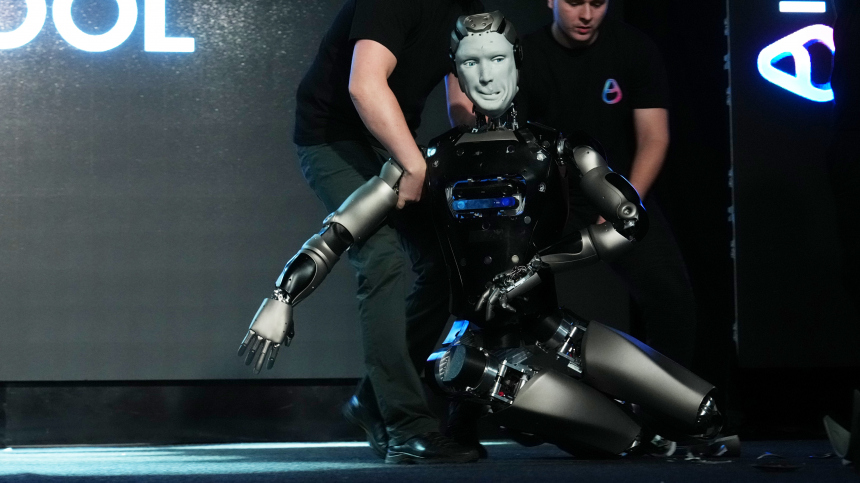 «Страшно не подняться»: упавший на презентации робот о своем самочувствии