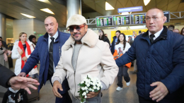 «Русский язык очень сложный»: в Москву прилетел турецкий певец Эмре Алтуг