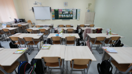 Опытный педагог: учитель в Приморье замахивался стулом и заклеил рот ученику