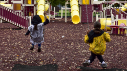 Мать катала трехлетнего сына на качелях 44 часа, пока мальчик не умер