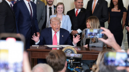 «Меня зовут Дональд»: Трамп прервал работу ради общения с детьми