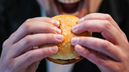 Шутки ради: мужчина попытался проглотить бургер целиком и оказался в реанимации