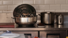 В Турции мать и двое детей отравились фастфудом и умерли