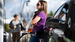 США сообщили о росте цен на топливо на фоне санкций против РФ и атак ВСУ