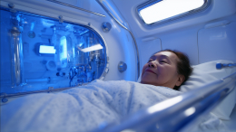 Китаец нашел новую избранницу, пока его первая жена лежит в криогенной камере