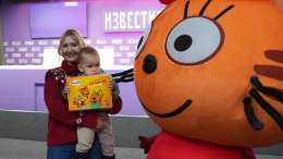 Все поздоровались: двухлетний Аристарх посетил студию «Известий»