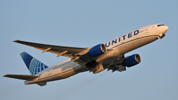 Пассажир заставил самолет приземлиться из-за бомбы в багаже его жены