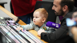 Двухлетний Аристарх познакомился с героями любимого мультфильма в студии «Известий»