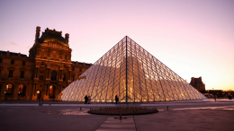 Пранк вышел из-под контроля: блогеры повесили свой «шедевр» в Лувре