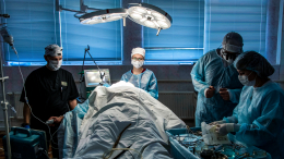 Доктора Сеченовского университета первыми в РФ поставили пациенту «живую заплатку» на барабанной перепонке