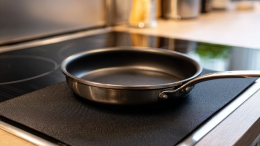 «Бабушкин» способ: можно ли хранить сковородки в духовке