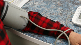 Россиянам объяснили, как помочь себе при высоком давлении до приезда скорой