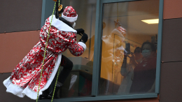 Праздник для детей в больницах: как спасатели-Деды Морозы исполняют мечты