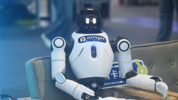 В Ухане открылся первый в Китае магазин гуманоидных роботов