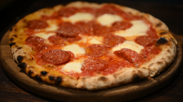 Муж пытался убить жену отравленной пиццей, чтобы сбежать с любовницей в Таиланд