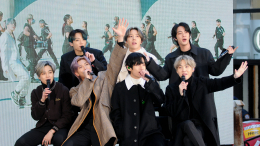 В Южной Корее 50-летняя японка насильно поцеловала участника группы BTS