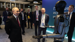 Робот станцевал перед Путиным под народную музыку