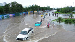 Группа россиян застряла на мосту во Вьетнаме из-за мощнейшего наводнения