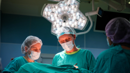 Россиянин три дня ходил с застрявшим в прямой кишке стеклянным стаканом