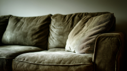 «Я убила свою дочь»: в Петербурге допросили мать, спрятавшую тело ребенка в диван