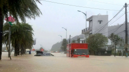 Число жертв наводнения во Вьетнаме растет