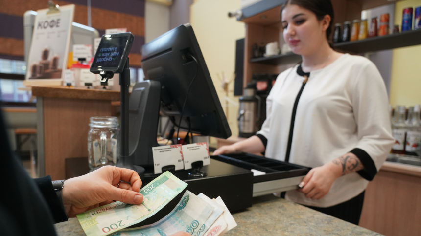 Как снимать наличные на кассах магазинов, аптек и заправок