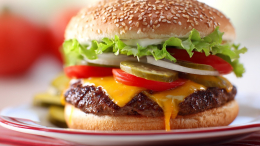 Не только портит фигуру: чем еще опасна вредная еда