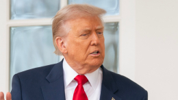 Трамп заявил, что его рейтинг падает только среди «неумных людей»