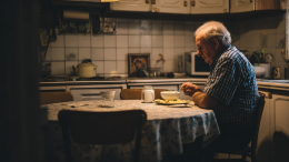 Приемы пищи в одиночестве ухудшают состояние здоровья пожилых людей