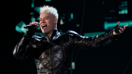 «А куда мне его?» — SHAMAN объяснил свою привычку класть микрофон в штаны