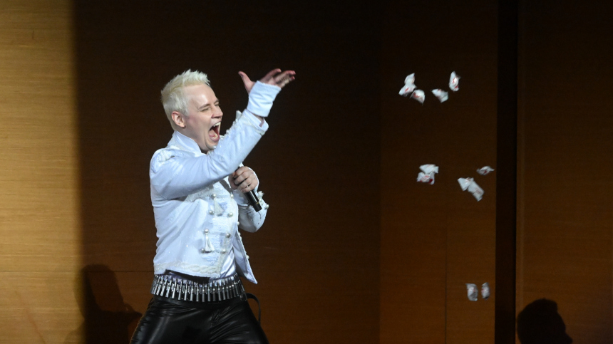 «Любимое место»: SHAMAN вышел на балкон к фанатам и спел с ними хит «Душа нараспашку»