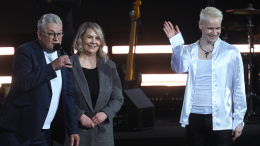 Трогательное видео: как мама SHAMAN поддержала его на концерте в Кремле