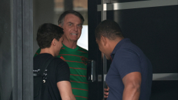 Экс-президент Бразилии Болсонару пытался снять электронный браслет с помощью паяльника