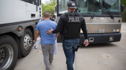 Двое мужчин хотели захватить остров армией бездомных и поработить женщин с детьми