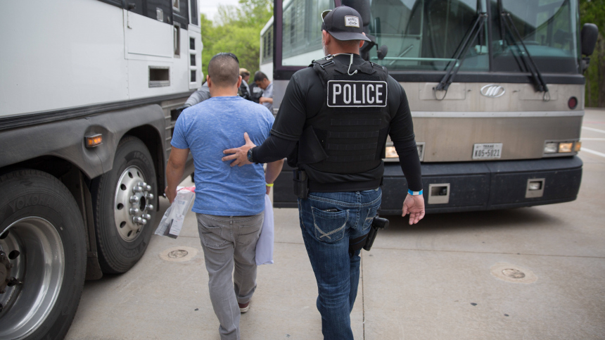 Мужчины пытались превратить остров в свой личный гарем