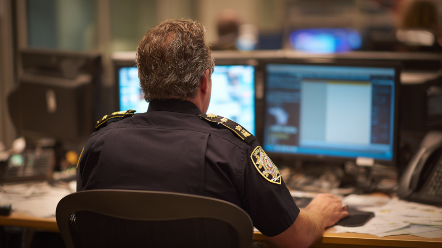 Полицейский годами использовал служебные базы данных для преследования женщин