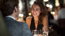 Почему счет «пополам» — плохая идея, если вы хотите построить отношения