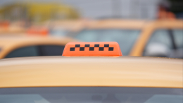 Правительство поддержало послабления по локализации для частных таксистов