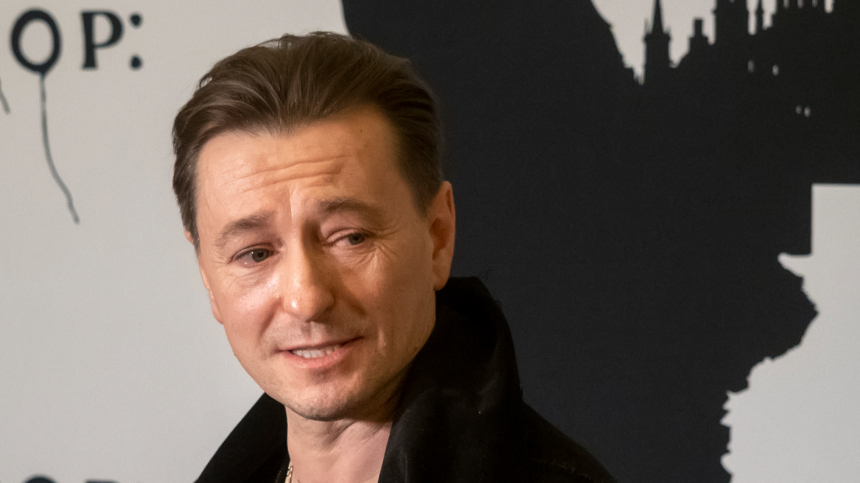 Безруков обратился в суд из-за продажи масок с его лицом