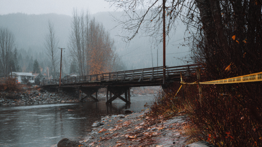 Родители поместили дочку в сумку и бросили ее в реку в США