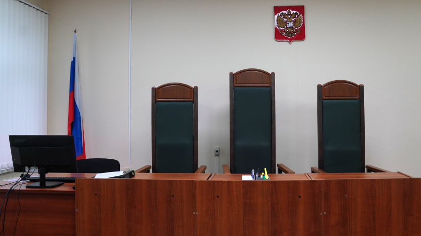 В Омске женщина явилась в суд с осиновым колом