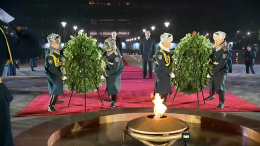 Владимир Путин и Садыр Жапаров возложили венки к Вечному огню в Бишкеке