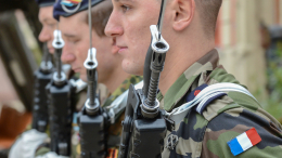 «Безумие»: во Франции раскритиковали планы Макрона по размещению войск на Украине