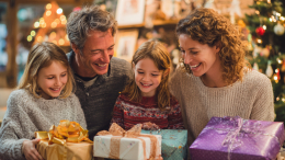 Дед Мороз без стресса: когда и как знакомить ребенка с новогодней сказкой